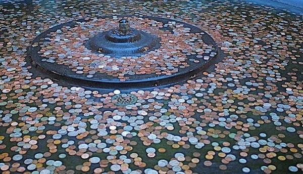 <p><b>Kk havuzlara bozuk para atmak</b></p>    Bu olay Romallar ile balad ve daha sonra Keltler ile devam etti. Bazlar su tanrlarn yattrc bir eylem olduuna inanyorlar.