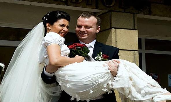 <p>Gelini kapn eiine kadar tamak</p>    Bat kltrnde gelinin yeni evine yryerek girmesi uursuzluk olarak kabul ediliyordu. Bu yzden damat kapnn eiine kadar gelini tamak durumunda kalyor