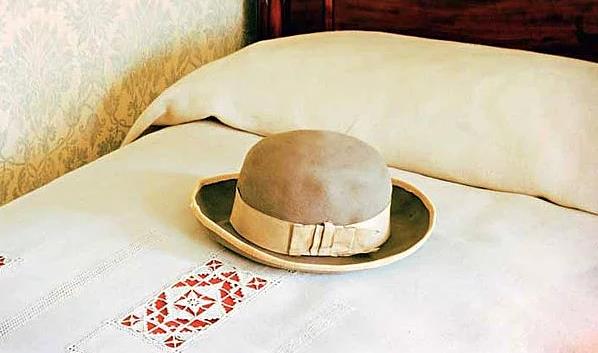 <p><b>apkay yatan zerine brakmak</b></p>    Baz kltrlerde kt ruhlarn salarda yaadna inanlr. Bu yzden apkalar yatan zerine braklmaz.