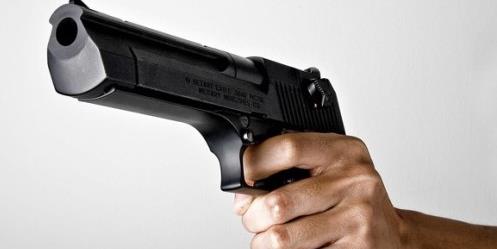 Bir Mslman' silahla korkutmak haramdr. Mslman' aalamak, dmana teslim etmek haramdr.