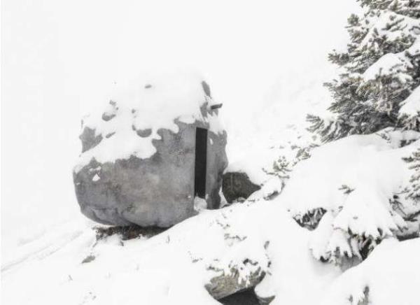 K artlar iin zel olarak hazrlanan ev dardan baknca bir kayadan farkl deil