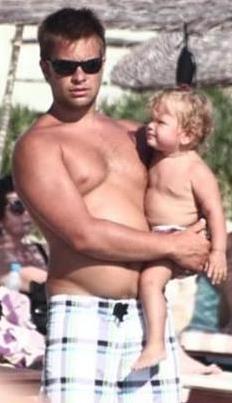 Zaten Altu da katld bir programda kznn grn olarak babasnn kopyas olduunu sylemiti.