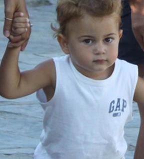 Gsteri dnyasnn nl iftlerinin ocuklar annelerine mi daha ok benziyor babalarna m.. te yant...     Dnyaya kocaman gzleriyle bakan bu kk ocuk sizce hangi nl iftin olu.