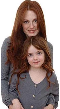 Liv, nl oyuncu Julianne Moore'un kz. Ve kelimenin tam anlamyla annesine ikizi kadar benziyor.