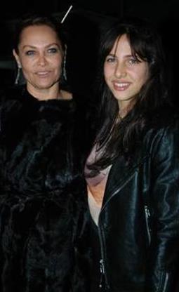 Annesi Hlya Avar'a fazla benzedii sylenemez.