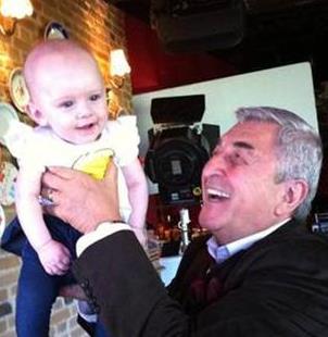 Annesinin rol ald dizinin setinde aktr Cihat Tamer'in kollarnda grlen Sare, Tuba nsal ile boand ei Murat Pilevneli'nin kz.