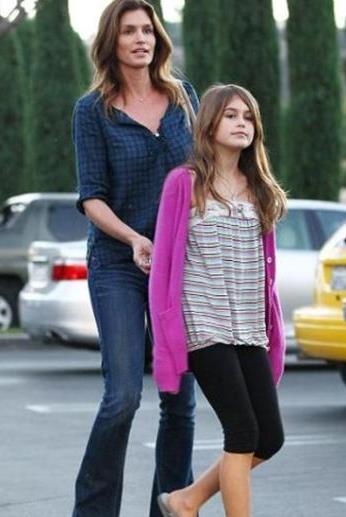 lk mankenlik deneyimini de ksa bir sre nce gerekletiren Kaia, bydke annesine olan benzerlii de artyor.