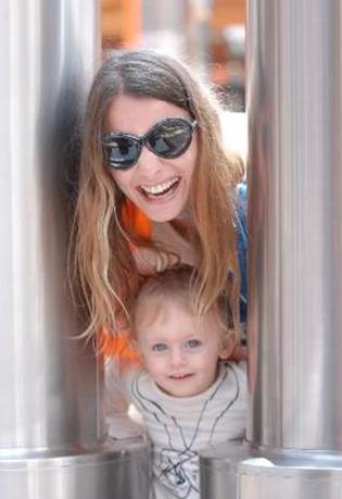 Murat Pilevneli ile Tuba nsal boandktan sonra minik Sare annesiyle birlikte yaamaya balad.