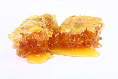 <br><b>Alerjileri azaltr:</b></br>  i ve blgenizin baln kullanmak blgenizin polenlerine kar vcudunuzu altrmaya yardmc olur. Ayrca evresel alerjilere olan hassasiyetinizi azaltmaya yardmcdr.