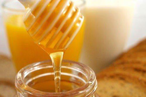 <br><b>Enerji verir:</b></br>  Enerjinizi artrmak iin kahve yerine lk ball suyu tercih edin. Vcudunuz ok az susuz kalsa bile kendinizi uyuuk, tembel ve halsiz hissedersiniz. Bunu nlemek iin kahve yerine suyun iine biraz bal ekleyip iin. nk kahve idrar sktrcdr ve vcudunuzun susuzluk ekmesine yol aar.