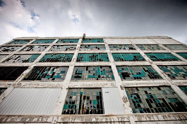 Bir zamanlar binlerce kiinin alt bu fabrika imdilerde terkedilmi ve cam erevesi inmi halde duruyor