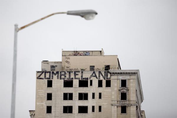 Dier lke ekonomilerinin glenmesi ve otomotiv sektrndeki rakipler Detroit'in belini bkt. 1950'lerden itibaren ABD pazarna giren Wolkswagen ve Toyota'nn'n ABD'li rakiplerine gre mtevazi saylabilecek modelleri halk tarafndan tutuldu.