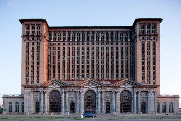 Detrot Tren stasyonu da kaderine terkedilen binalar arasnda yer alyor.