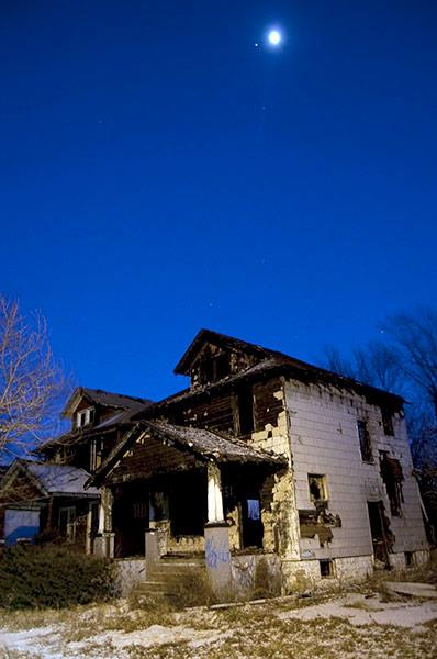 2000 ylndan bu yana nfusu yzde 28 azalan ehir, en byk darbeyi, otomobil devlerinden General Motors ve Chrysler'in 2009'da iflaslarn istemesiyle ald