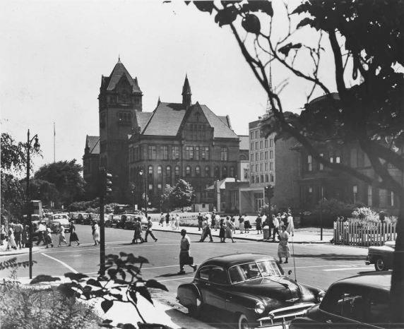 ABD'de, Michigan eyaletine bal Detroit ehrinde, 18,5 milyar dolarlk borla lke tarihinin en byk iflas yaand. ABD otomotiv sektrnn lokomotif ehri bir zamanlar ok canlyd. Amerikan ryas iin parmakla gsterilen birka kentten birisiydi.