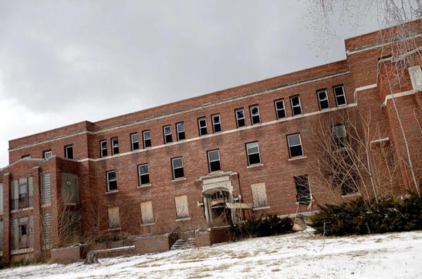 Terkedilen binalar arasnda hastaneler de bulunuyor.