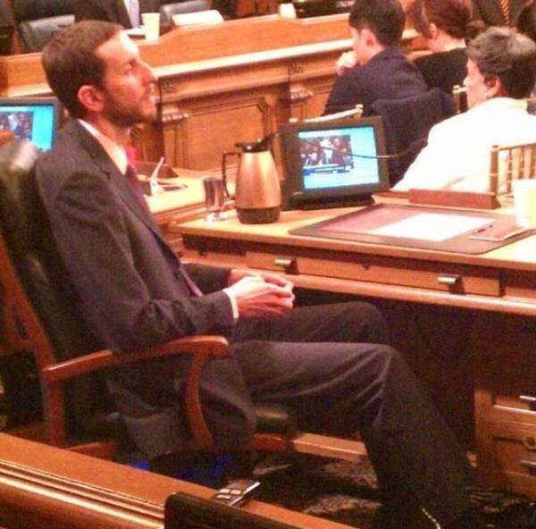 16. Dizleriniz masalara smaz.