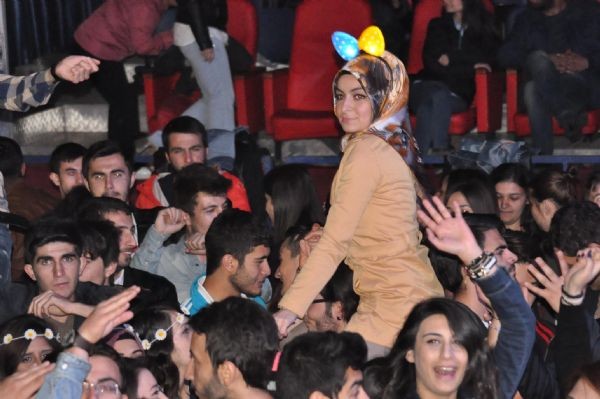 8. Konserlerde birilerini omuzunuza almak zorunda kalrsnz.