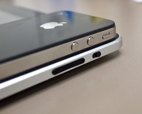 Apple kullanclarnn ikayeti olduklar bire dier nokta ise Apple Store'da parasz olarak indirilebilen baz uygulamalarn daha sonra kullanclara maddi sknt yaratmas oldu.