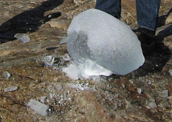 <p><b>Havaya atlan su buz olarak der mi?</b></p>  Eksi 30 derecede havaya atlan su yere buz olarak der.