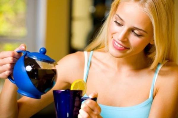 <p><b>ay imek gerekten harareti alr m?</b></p>  Evet. Scak iecekler vcudun kendisini olduundan daha scak zannetmesine yol aar. Vcut daha ok terler ve bu da s kaybna yol aar.