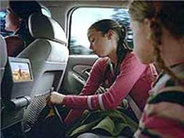 <p><b>Arka koltukta neden araba tutuyor?</b></p>  Arkada oturunca ufuk izgisi grlmyor. Ara tutmas, i kulakta hareket alglanrken, gzlerden sabit olduunuz bilgisinin gelmesi nedeniyle yaanr.