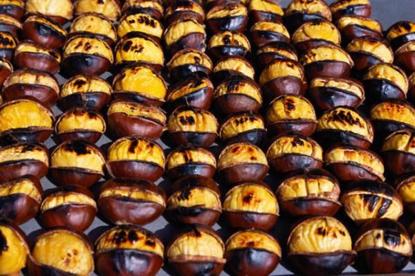 Kestanenin kavrulduu takdirde nem oran yzde 20 azalrken, eker miktarnn yzde 10 orannda ykseldii; bylece enerji deerinin artt bildirilmektedir.