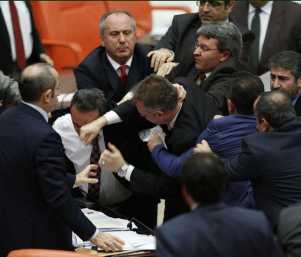 CHP'li Blent Tezcan'a yumruk atan AK Partili Oktay Saral'a ise knama cezas verildi.