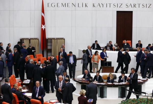 - AK Parti 12 yllk iktidar dneminde ilk kez 4 bakan ile ilgili yolsuzluk iddialar zerine soruturma nergesi vererek komisyon kurulmasn salad.