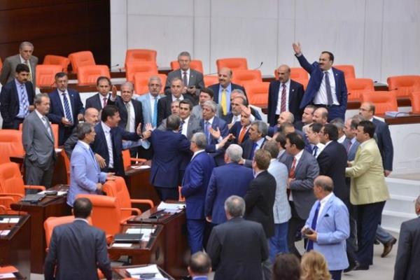 Genel kurulda MHP'li Sinan Ogan da yumruklanan vekiller arasnda yer ald.