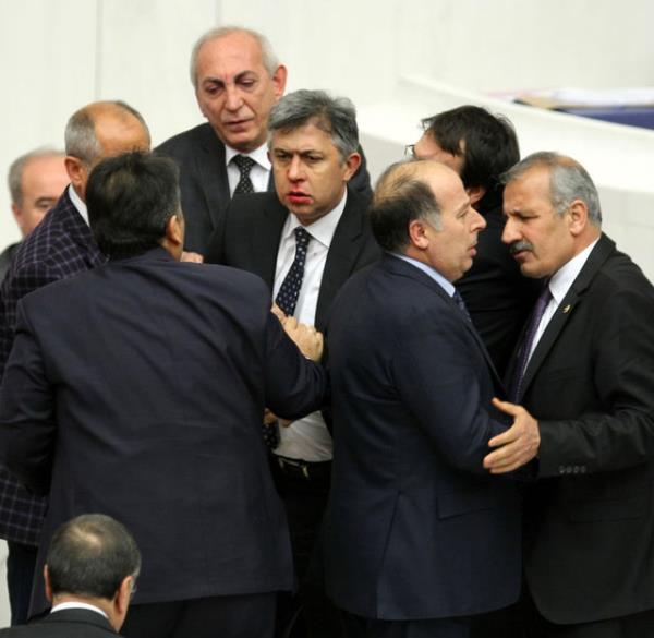 HSYK dzenlemelerinin genel kurul grmelerinde kan kavgada CHP'li Ali hsan Kktrk de yznden yaralanp, hastaneye kaldrld.