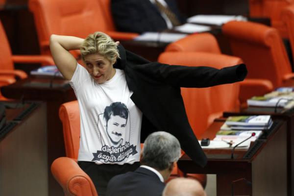 CHP'li Melda Onur krsde tirtl eylem yapt.