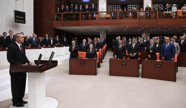 <p>LKLER</p>  -Trk siyasetinde, 1980 darbesi dnda ilk kez Cumhurbakan halk tarafndan seildi, Meclis'e giderek yemin etti.