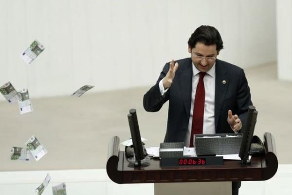 Krsye, kavurmadan i ete, aydan ste, mcevherden tekne maketine ok ey karld; ancak en fazla ayakkab kutusu eylem arac olarak kullanld. 17 Aralk'n yldnmnde artan eylemler srasnda genel kurul salonuna sahte Euro'lar savruldu.