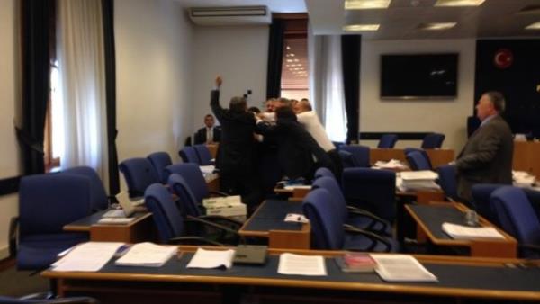 Plan ve Bte Komisyonu'nda CHP'li zgr zel ve AK Partili Feramuz stn arasnda yumruklu kavga yaand.