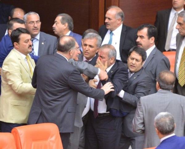 Genel kurulda MHP'li dare Amiri Ali Uzunrmak ile AK Partili Mustafa ahin arasnda yumruklu kavga yaand.