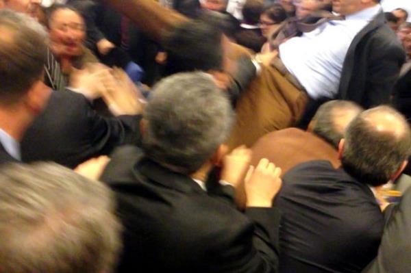 <p>KAVGA GRNTLER</p>  Kavgalarda, komisyon srasna srayarak tekme atan AK Partili Zeyid Arslan ne kt.