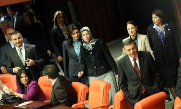 - Bir zamanlar Meclis'te sert tepkilere neden olan "bartl vekil" sorunu, hac dn AK Partili kadn vekillerin rtnerek Meclis'e gitmesiyle fiilen zld.