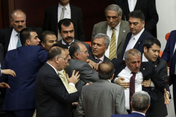 Siyaset; kavgann, yksek tansiyonun, sert polemiklerin ne kt bir yl geride brakyor. Meclis'in 24. dnemi, genel seime gitmeden nceki son ylnda sk sk kavga grntlerine sahne oldu.  <p>Kaynak: Saliha OLAK / HT GAZETE</p>