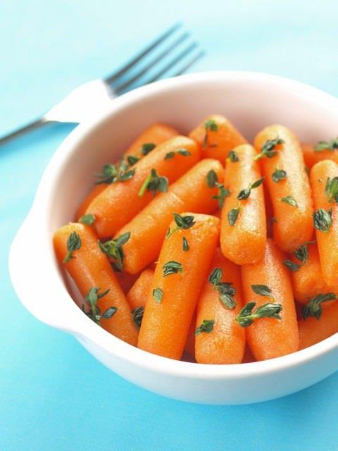 <br><b>Havu:</b></br>  Sadece gzler iin deil cildiniz iin de nemli! eriindeki A vitamini, cildin d katmanlarnda ar hcre oluumunu ve birikimini engeller. Bu l hcrelerin temizlenmesi ve azaltlmas  sebum, akne oluumunu ve citteki porlarn kapanmasn nler. A vitamini cilt kanserini nlyor, yani doal anti kansorejen...Her gn 1 havu yemek hem ok salkl bir attrmalk hem de cildiniz iim mkemmel bir seim olacak .     <p>Tabii ki unutulmamas gereken en nemli konu, bu salkl besin maddelerini tketirken, salksz, bizi hasta eden  ve kansere yol aan, ocuklarmz obez yapan; ok fazla kalori, eker, trans ya  ieren her trl ekerleme, rek, pasta, ekerli /kolal iecek ve hamburger tr  attrmalk "fast food" dediimiz gdalardan uzak durmamz, evimize sokmamamz.</p>