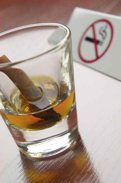 <P><B>2- Alkol almamak</B></P>�zellikle sigara ile beraber alkol almak, kanser riskini olduk�a art�rmaktad�r.