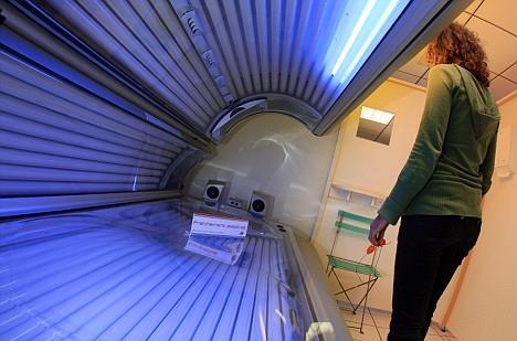 <P><B>3- Radyasyondan uzak durmak</B></P>  Uzun s�re solaryuma girmek de kanser riskini art�rmaktad�r.