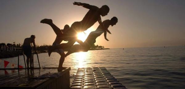 <P><B>3- Radyasyondan uzak durmak</B></P>  Yaz aylar�nda 11.00-16.00 saatleri aras�nda do�rudan g�ne� �����ndan uzak kal�nmal� ve koruyucu kremler kullan�lmal�d�r.