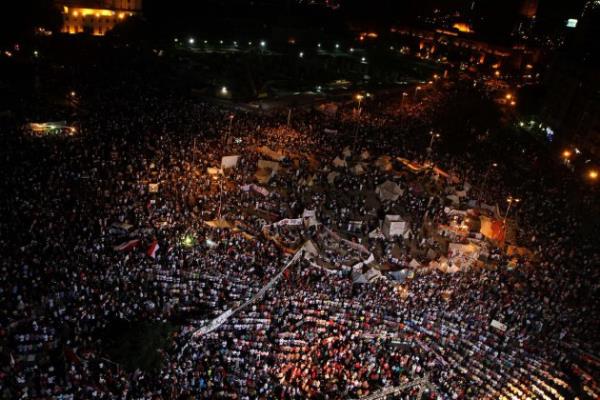 Tahrir'de bulunan ve darbeye destek veren 3 bin kadar gsterici, ordunun att promosyon kuponlarn alabilmek iin birbiriyle yarrken zaman zaman izdiham da meydana geldi.