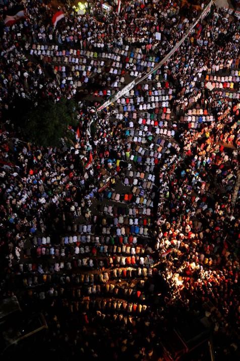 Tahrir'de bulunan ve darbeye destek veren 3 bin kadar gsterici, ordunun att promosyon kuponlarn alabilmek iin birbiriyle yarrken zaman zaman izdiham da meydana geldi.