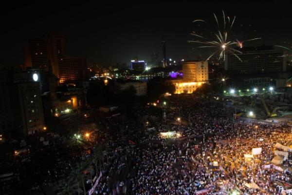 Tahrir'de bulunan ve darbeye destek veren 3 bin kadar gsterici, ordunun att promosyon kuponlarn alabilmek iin birbiriyle yarrken zaman zaman izdiham da meydana geldi.