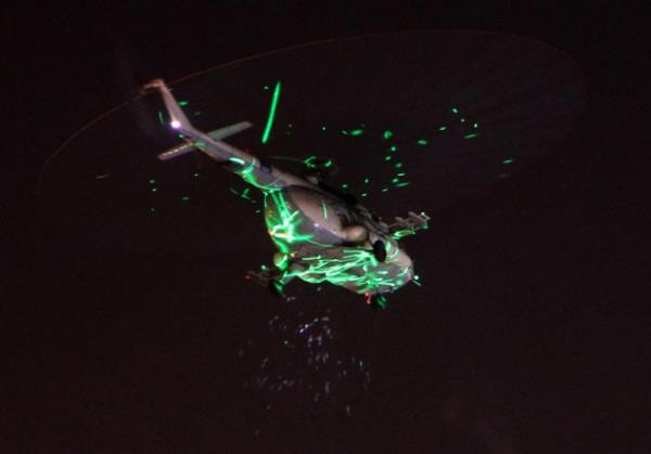 Msr'n bakenti Kahire'deki Tahrir Meydan'nda darbeye destek veren gstericilere askeri helikopterlerden hediye kuponlar atld.