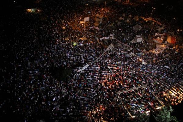 Tahrir'de bulunan ve darbeye destek veren 3 bin kadar gsterici, ordunun att promosyon kuponlarn alabilmek iin birbiriyle yarrken zaman zaman izdiham da meydana geldi.