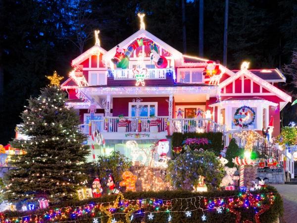 Yeni yl cokusuyla yine l l bir dneme girdik. am aalar, sslemeler, hediyeler hayatmza coku getirdi. Yeni yl ruhunu sonuna kadar hissetmek isteyenler evlerini rengarenk klarla ssleyerek gz alc bir hale getirdi.   <p><b>te en ok dikkat eken ylba evleri..</b></p>