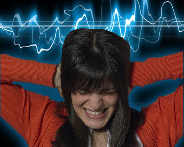 <p><b>Evde grlt yapanlara 770 TL ceza</b></p>  Kanunun belirledii nlemleri almayan veya standartlara aykr ekilde grlt ve titreime neden olan konutlar iin belirlenen idari para cezas 400 TL'den 770 TL'ye; Ulam aralar iin denen cezalar bin 200 TL'den 2 bin 321 TL'ye; yerleri ve atlyeler iin uygulanan cezalar 4 bin TL'den 7 bin 746 TL'ye;